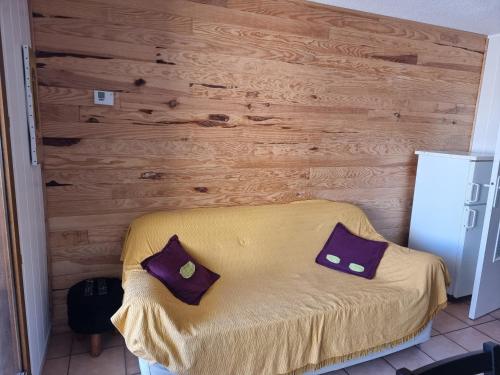 une chambre avec un lit avec deux oreillers dessus dans l'établissement Signal du Prorel Briançon Serre Chevalier 