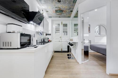 Colosseum Charming Suite with Jacuzzi near the metro