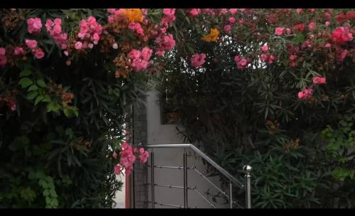 a white door with pink flowers on it at L Évasion ZEN Duplex d Exception Entre Plage et Serenite in Mohammedia