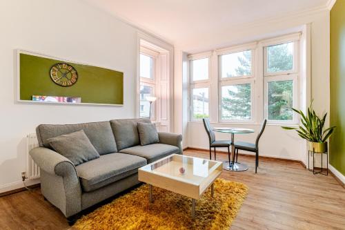 Foto Newly Furnished Flat 4 Minutes Walk To Metro 1