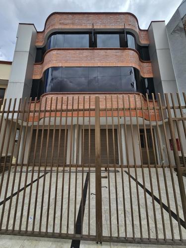 a fence in front of a building at Departamentos SKYHOME in Cuenca
