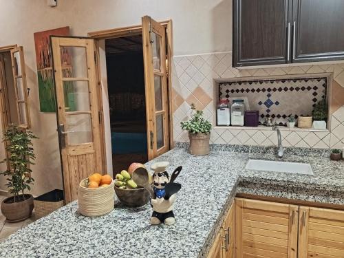シディ・カウキにあるVilla Taniaのキッチンカウンター(フルーツとぬいぐるみ入り)