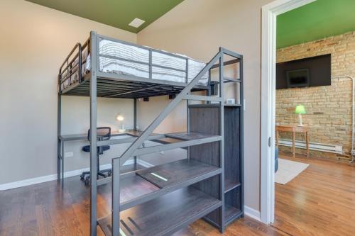 un lit mezzanine avec un bureau dans une chambre dans l'établissement UrbanEden Loft Apartment, à Chicago
