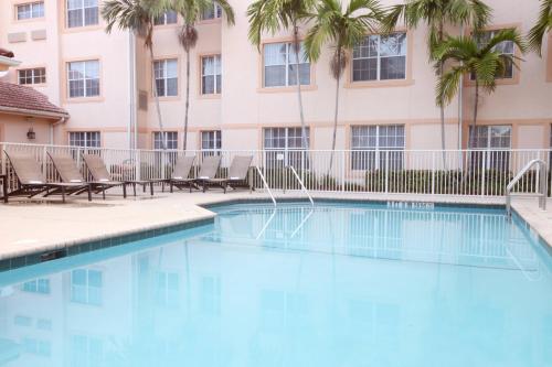 Kolam renang di atau dekat dengan Residence Inn West Palm Beach