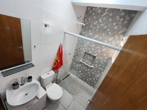 ein Badezimmer mit Toilette, Waschbecken und Dusche in der Unterkunft Residêncial Maria de Castro in Mairiporã