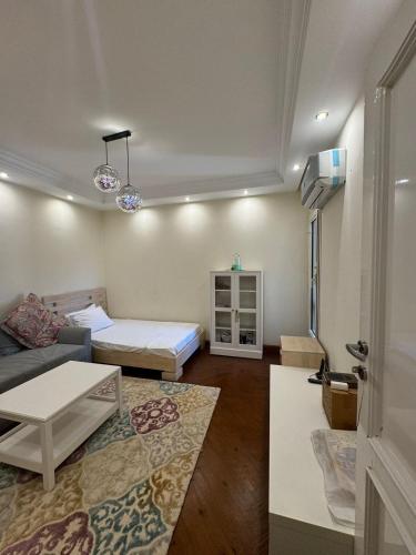 カイロにあるApartment in New Cairo AUC avenueのベッドとソファのあるリビングルーム
