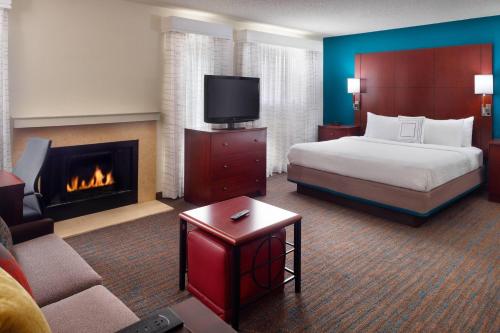 Giường trong phòng chung tại Residence Inn Atlanta Airport North/Virginia Avenue