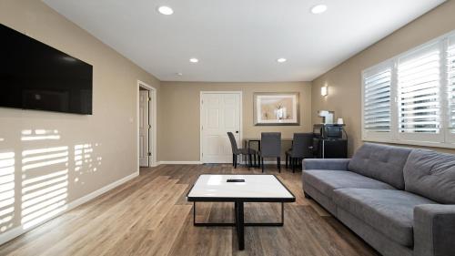 a living room with a couch and a table at Country Inn Sonora in Sonora