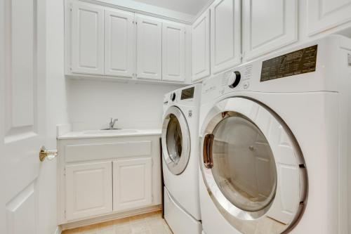 Φωτογραφία από το άλμπουμ του Family-Friendly Camarillo Home with Access to Pools! σε Camarillo