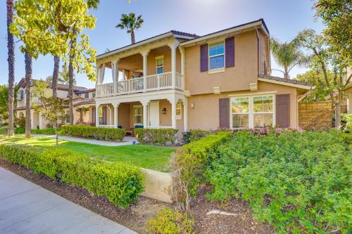 Κήπος έξω από το Family-Friendly Camarillo Home with Access to Pools!