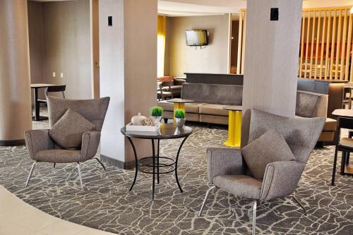 Ruang duduk di SpringHill Suites Houston Katy Mills