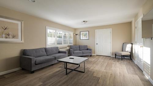 a living room with a couch and a table at Country Inn Sonora in Sonora