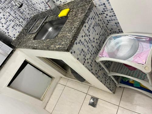 un lavandino in bagno con bancone di Meu Apartamento a 5min do Sambódromo no Centro Econômico do Rio a Rio de Janeiro