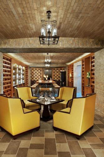 Ruang duduk di The St. Regis Sanya Yalong Bay Resort