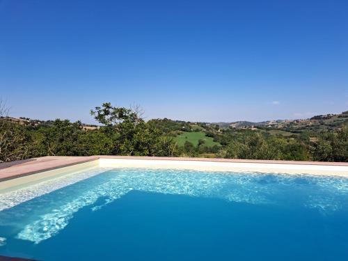 a swimming pool with a view of a mountain at B&B Le Scintille in San Ginesio
