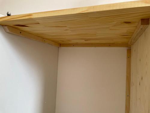 un plafond en bois sur un mur blanc dans l'établissement ne le louais pas, à Bois-Colombes