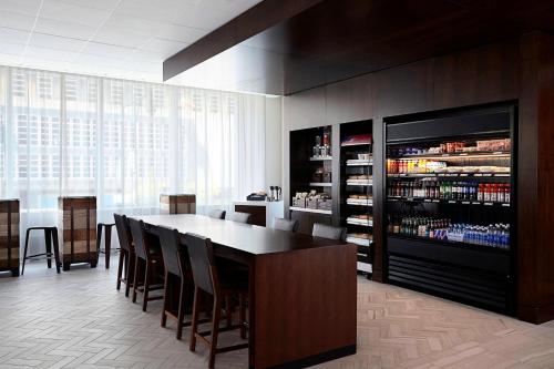 Lounge nebo bar v ubytování New York Marriott at the Brooklyn Bridge