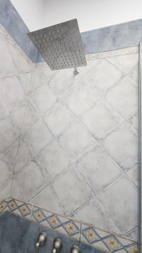 a tiled floor with a bench on top of it at Tigre Centro Cochera Gratis in Tigre