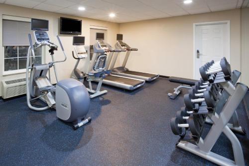 a gym with several treadmills and cardio machines at TownePlace Suites Minneapolis Eden Prairie in Eden Prairie
