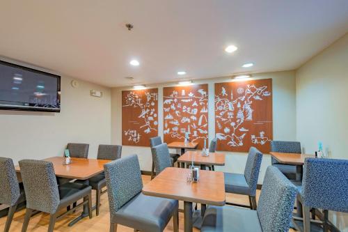 TV a/nebo společenská místnost v ubytování TownePlace Suites Cleveland Streetsboro