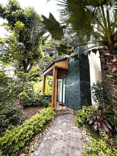 a walkway leading to a building with a gate at TRANG AN LUXURY HOMESTAY in Ninh Binh