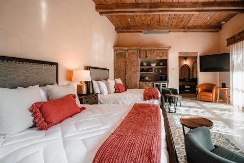 a bedroom with two beds and a living room at Hábimo - Valle de Guadalupe in Valle de Guadalupe