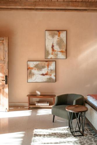 a living room with a couch and a table at Hábimo - Valle de Guadalupe in Valle de Guadalupe