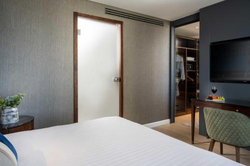 Postel nebo postele na pokoji v ubytování Crowne Plaza Tel Aviv Beach by IHG