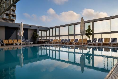 Bazén v ubytování Crowne Plaza Tel Aviv Beach by IHG nebo v jeho okolí