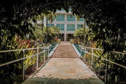 a walkway in front of a building at Qavi - Flat Sofisticado Beira Mar Cotovelo #IMB325 in Parnamirim