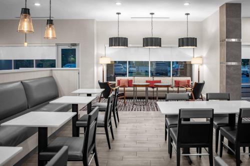 Ruang duduk di TownePlace Suites by Marriott Charlotte Fort Mill