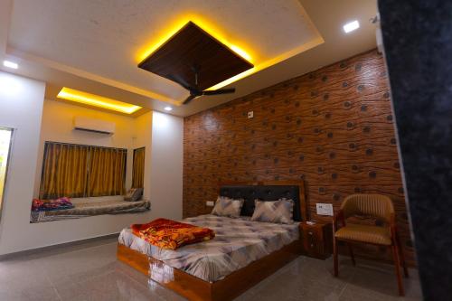 Un dormitorio con una cama y una pared de madera. en MARUTI RESORT & VILLA's, en Sasan Gir