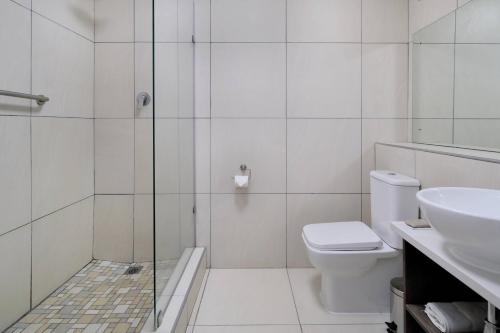 Bilik mandi di Protea Hotel by Marriott Polokwane Landmark