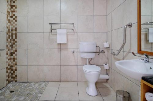 Bilik mandi di Protea Hotel by Marriott Polokwane Landmark