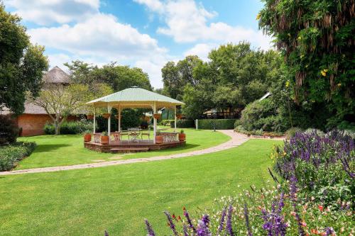 Un jardín fuera de Protea Hotel by Marriott Polokwane Ranch Resort