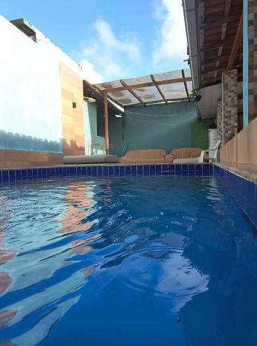 a swimming pool with blue water in a house at Casa em Prado com piscina - Temporada in Prado