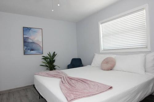 Ένα ή περισσότερα κρεβάτια σε δωμάτιο στο Walk To Arts District, Parks, Jet Skis & Eats