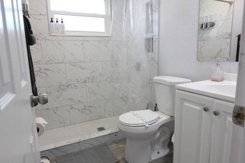 Ένα μπάνιο στο Walk To Arts District, Parks, Jet Skis & Eats