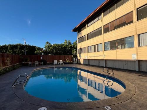 カイルア・コナにあるHolualoa Gardens 103の建物の前のプール