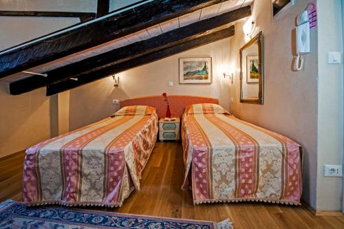 Posteľ alebo postele v izbe v ubytovaní Residence MARCO POLO Centro Storico