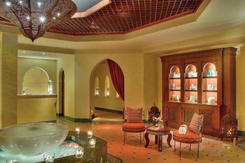 - un hall avec une grande pièce munie de chaises et d'un bol dans l'établissement The Westin La Quinta Golf Resort & Spa, Benahavis, Marbella, à Marbella