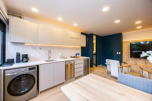 eine Küche mit Waschmaschine und ein Esszimmer in der Unterkunft StrataSix Hotel in Medellín