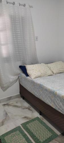 Katil atau katil-katil dalam bilik di Cantinho da Lu em apt inteiro 1km da praia