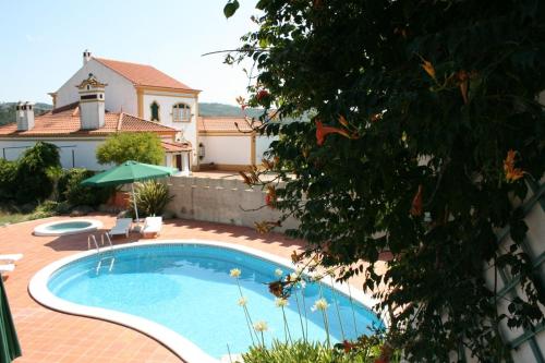 a swimming pool in front of a house at Quinta do Belo-Ver Turismo de Habitacao in Belver