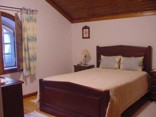 a bedroom with a bed and a window at Quinta do Belo-Ver Turismo de Habitacao in Belver
