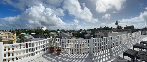 库尔克岛SKY INN的阳台设有白色的围栏,并享有城市美景。