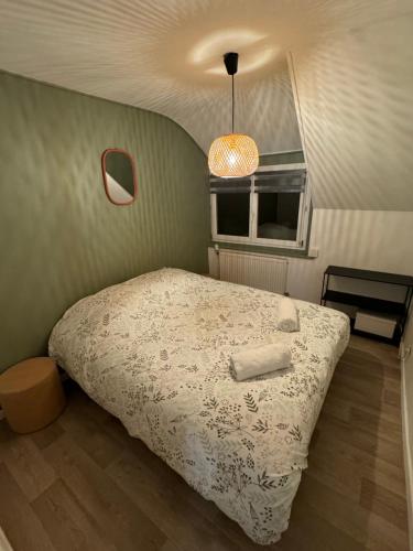 une chambre avec un lit et une fenêtre dans l'établissement Maison de pêcheur avec extérieur, à Étaples