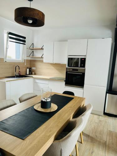 - une cuisine avec une table en bois et un verre dans l'établissement Maison de pêcheur avec extérieur, à Étaples