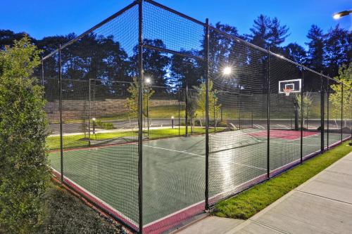 a tennis court with a net and a basketball hoop at TownePlace Suites by Marriott Bridgewater Branchburg in Branchburg Park