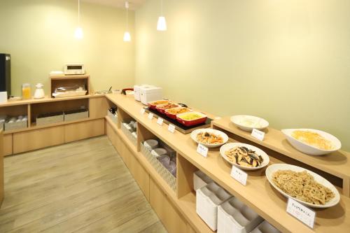 Una línea de buffet con muchos tipos diferentes de comida. en AB Hotel Anjo, en Anjomachi